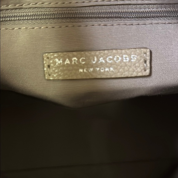 Marc Jacobs Tan Shoulder Bag with Embossed Logo - Picture 14 of 16